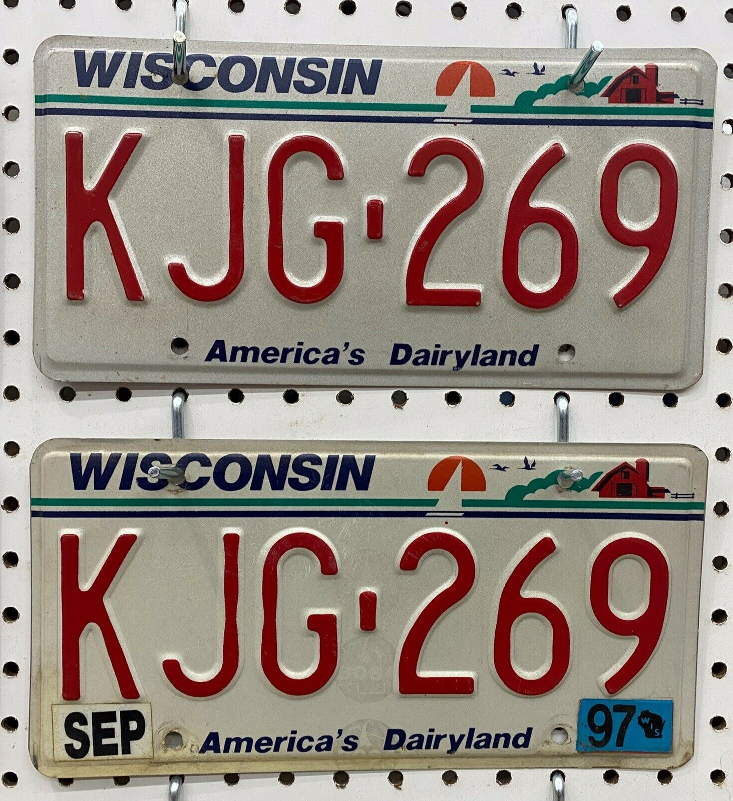 Wisconsin License Plate Lot Of Four Two Sets Kjg 269 And 629570 Over 3 Years